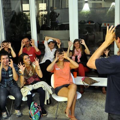 None_Aprendiendo a ponerse las gafas_8640320905.jpg