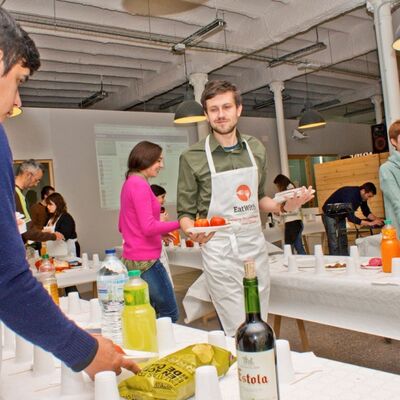 None_Preparando el material para OuiShare Food @ Makers of Barcelona_8414061980.jpg