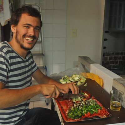 None_Guillaume from DJump.in chopping vegetables_10007317006.jpg