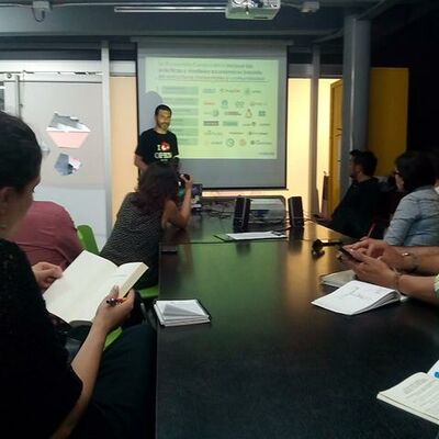 None_Dando una charla en el Colaboratorio_16812309959.jpg
