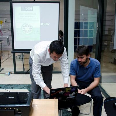 None_Preparando los tweets en directo_13874853484.jpg