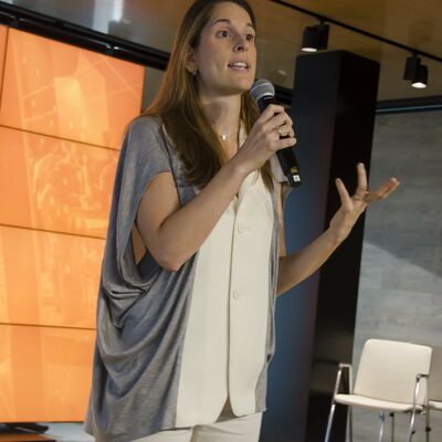 Anna Manzanedo (Ouishare) como maestra de ceremonias