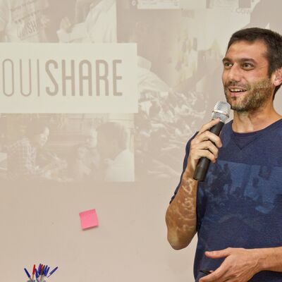 Albert presentando Ouishare